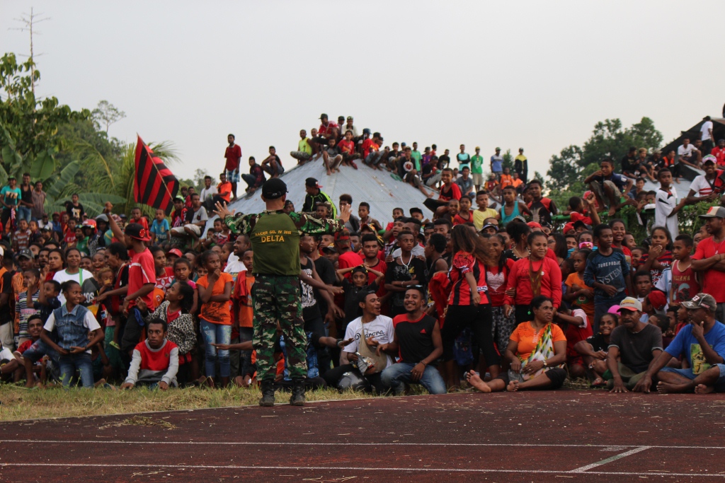 Ribuan Masyarakat Pecinta Perseru dan Persipura Memadati Stadion Marora Serui (foto : Mark Imbiri)