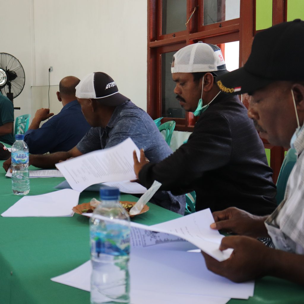 Masyarakat Adat Suku Koiway Saat melakukan verifikasi dan Idetifikasi Kajian Naskah Akademik yang di Lakukan Jaringan Kerja Rakyat Papua (JERAT PAPUA) Foto Nesta Makuba ,,.JPG