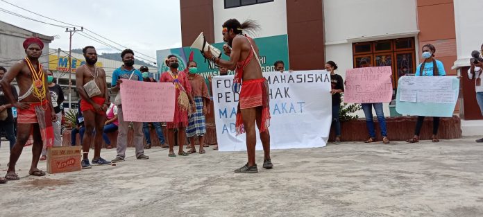 Forum Peduli Masyarakat Adat saat menggelar Aksi Unjuk Rasa di PTUN Jayapura , Foto : Nesta makuba /Jerat
