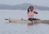 Salah satu Nelayan Ibu. Tresia Suebu Okoka di Danau Sentani yang sedang menarik Jaring dan mengangkat ikan, foto : nesta/jerat.org