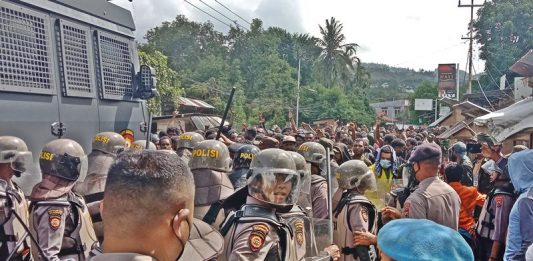 Masa Aksi Demo Tolak DOB dan Otsus Jilid 2 di Jalan Buper Waena saat di Bubarkan Polisi, foto : nesta /jeratpapua.org