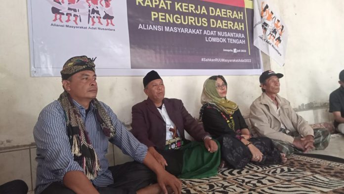 Masyarakat Adat Lombok Tengan saat Pernyataan Sikap Siap sukseskan KMAN VI, foto : Aman/jeratpapua.org