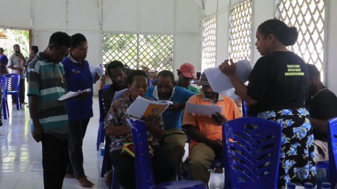 Masyarakat Adat di Boven Diegol saat mengisi Formulir Pendataang OAP untuk SIO Papua, foto : Rendy/jeratpapua.org