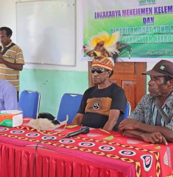 Perwakilan Jerat Papua Engel Dimara (kanan) Ketua Dewan Adat Keerom Jack Makawa (tengah) dan Kepala Kampung Pyawi (kiri ), foto : nesta/jeratpapua.org