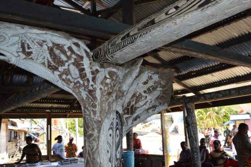 Ukiran Budaya di Tian Rumah Adat/ Obhe Kampung Donda Sentani , foto : Kromsiam/ jerat Papua.org