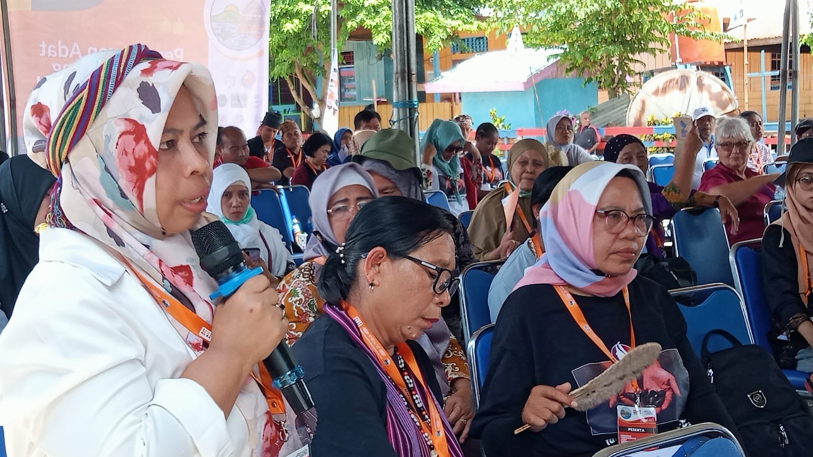 Salah Perwakilan Perempuan dari NUsantara pada serasehan hari kedua yang berlangsung di Kampung Dondai, foto : nesta /jeratpapua.org