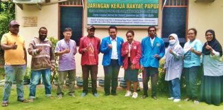 foto bersama Staf Jerat Papua dan Mahasiswa Magang Unversitas Muhammadiyah Jayapura di Lembaga Jerat Papua, foto : nesta/jeratpapua.org