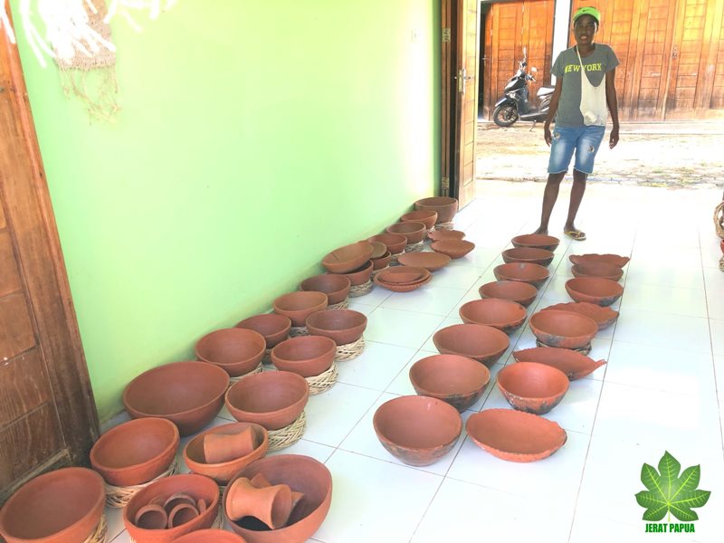 Salah satu Perempuan Sentani asal Kampung Abar saat menunjukan hasil Karya Helai Belanga Tanah mereka , foto : ananta/jeratpapua.org