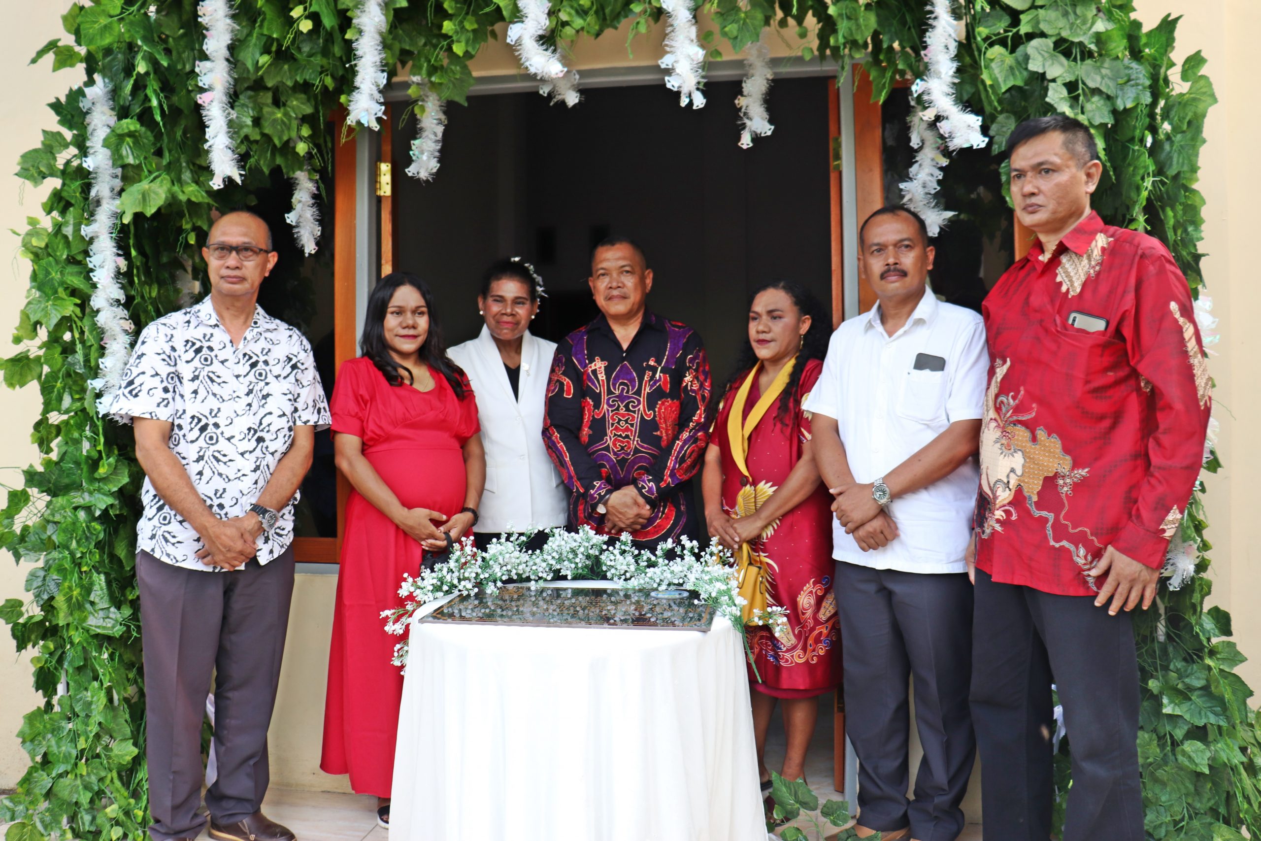 Asisten 2 Setda Kabupaten Jayapura Joko Sunaryo dan Pengelola Panti Asuhan Holei Roo saat foto Bersama depan Gedung, foto : nesta/jeratpapua.org