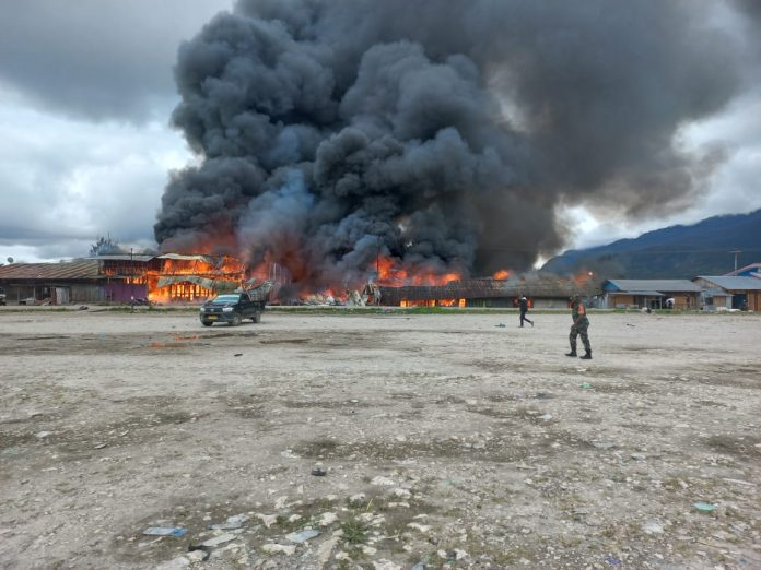 Bentrok dan Sejumlah Pasar dan Kendaraan yang di bakar warga di Pasar Wagethe Deiyai, foto : nesta/jeratpapua.org