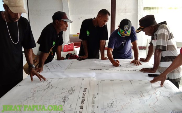 Masyarakat Adat Waropen saat melakukan Identifikasi Peta dan Persebaran suku-suku di wilayahnya, foto : nesta/jeratpapua.org