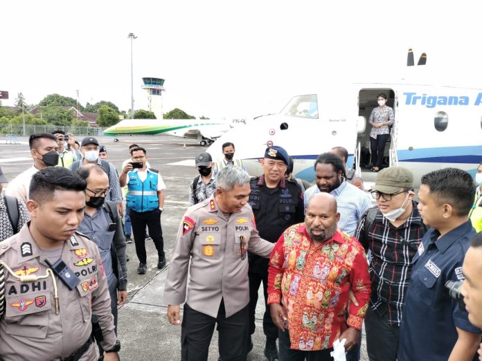 Tersangka Gub Papua Lukas Enembe saat transit di Bandara Sam Ratulangi Manado, foto : dok