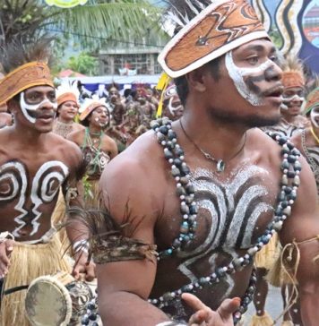 Masyarakat Adat Kabupaten Jayapura saat mengikuti Pawai Budaya Pembukaan KMAN VI Tahun 2022 di Tanah Tabi, foto : nesta/jeratpapua.org
