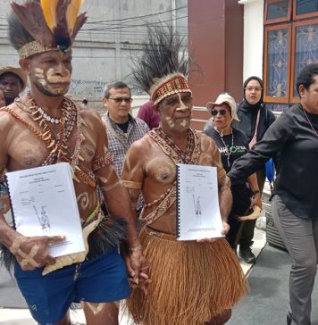 Masyarakat Adat Awuyu saat mengatarkan Berkas Gugatan Mereka terhadap PTSP Provinsi Papua di PTUN Jayapura, foto : nesta/jeratpapua.org