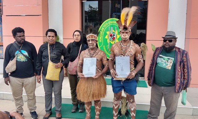 Masyarakat Awuyu di dampingi Kuasa Hukum dari LBH Papua Emanuel Gobay dan Perwakilan Greenpeace serta WALHI Papua saat mengatarkan Gugatan ke PTUN, foto : nesta/jeratpapua.org