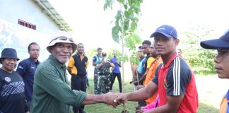 Ondofolo Yanto Eluay saat menyerahkan Bibit Pohon Kepada salah satu Pelajar Untuk di Tanam peringati 16 Maret 2019 banjir Bandang, foto : nesta/jeratpapua.org