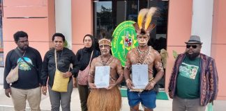 Masyarakat Awuyu di dampingi Kuasa Hukum dari LBH Papua Emanuel Gobay dan Perwakilan Greenpeace serta WALHI Papua saat mengatarkan Gugatan ke PTUN