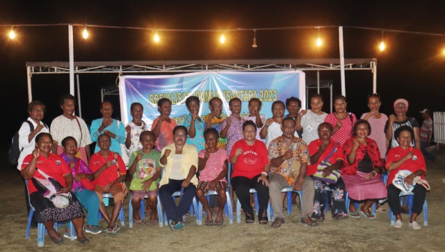 Foto Bersama Pengurus Harian AMAN Jayapura dan Komunitas Perempuan Adat Bhuyaka (Sentani ), foto : nesta/jeratpapua.org