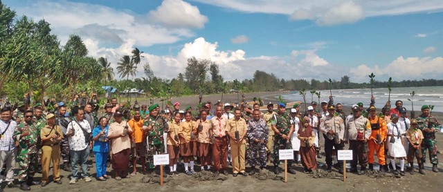 Pemkab. Sarmi TNI dan Polri serta Masyarakat Pada Puncak Penanaman Pohon di Kabupaten Sarmi, foto : ander/jeratpapua.org