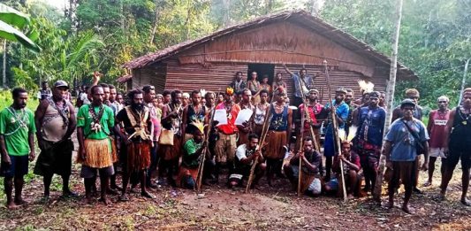 Masyarakat adat suku Awyu Boven digoel saat mengenakan pakaian adat dan peralatan perang sepeti Panah dan Tombak , foto : nesta/jeratpapua.org