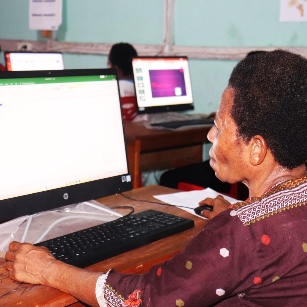 Salah satu Perempuan Papua dari Mindiptana Kabupaten Boven digoel belajar mengoperasikan Komputer di Sekolah Kampung, foto : nesta/jeratpapua.org