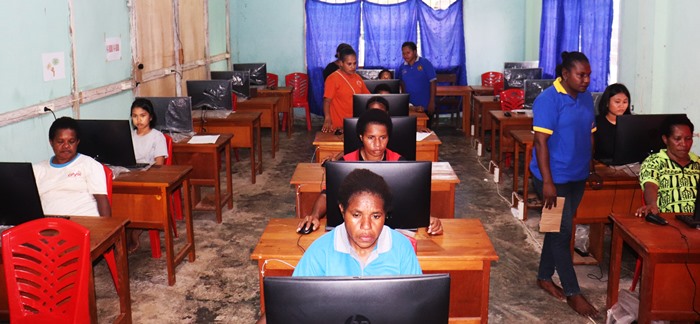 Perempuan Papua dari Mindiptana Kabupaten Boven digoel belajar mengoperasikan Komputer di Sekolah Kampung, foto : nesta/jeratpapua.org