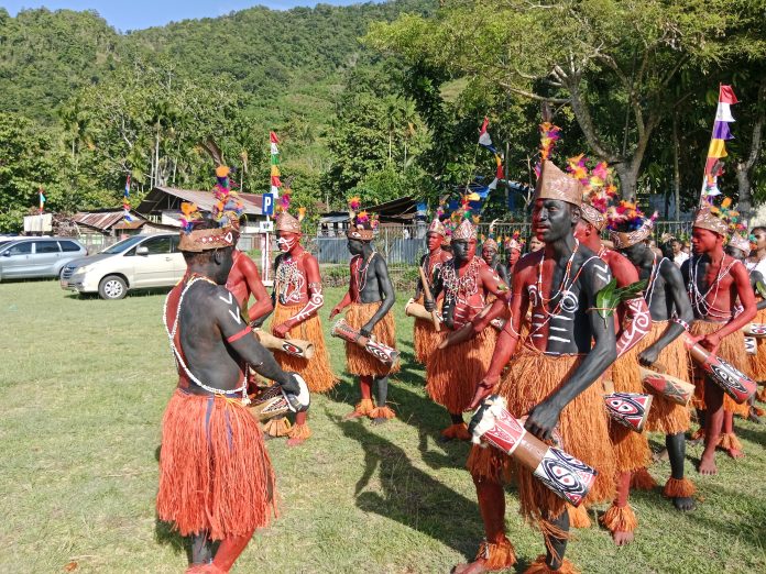 Masyarakat Adat Kampung Yoka saat menampilkan Atraksi tarian pada Pembukaan Festival Port Numbay V 2024 di Yoka, foto : nesta/jeratpapua.org