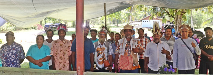 Masyarakat Adat Kampung Korem saat antusias mengikuti Sosialisasi Bisnis Penangkan bagi Kelompok Penampungan Ikan Kampung Korem , Distrik Biak Utara , foto : nesta/jeratpapua.org