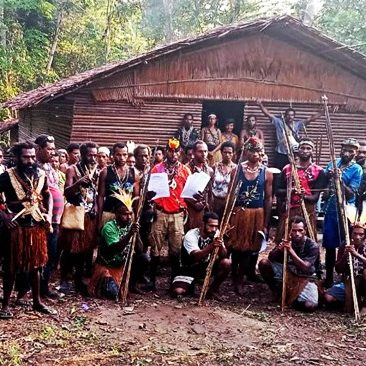 Masyarakat adat suku Awyu Boven digoel saat mengenakan pakaian adat dan peralatan perang sepeti Panah dan Tombak , foto : nesta/jeratpapua.org